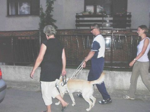Wizyta na Słowacji - 15-18.08.2003 - instruktor Paweł Zieliński ćwiczy z psem